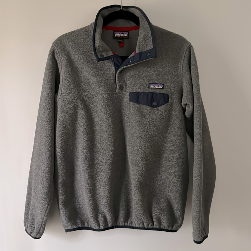 Cozy Patagonia Small Charcoal Grey Synchilla Pullover with Navy details